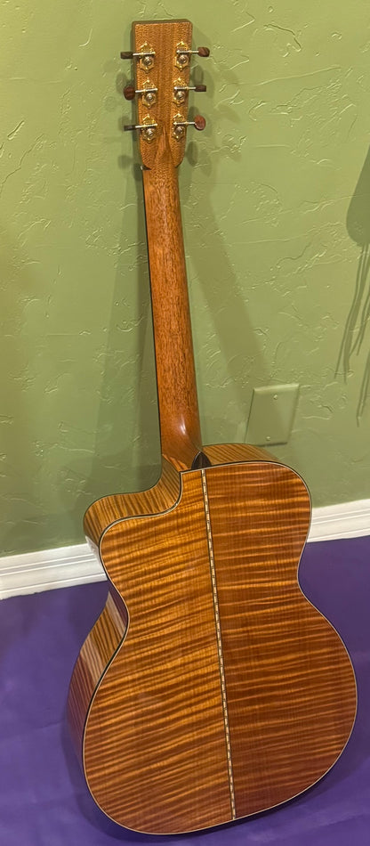 Bourgeois DB Signature OMC Sunburst, bearclaw Sitka Spruce/ Flamed Maple